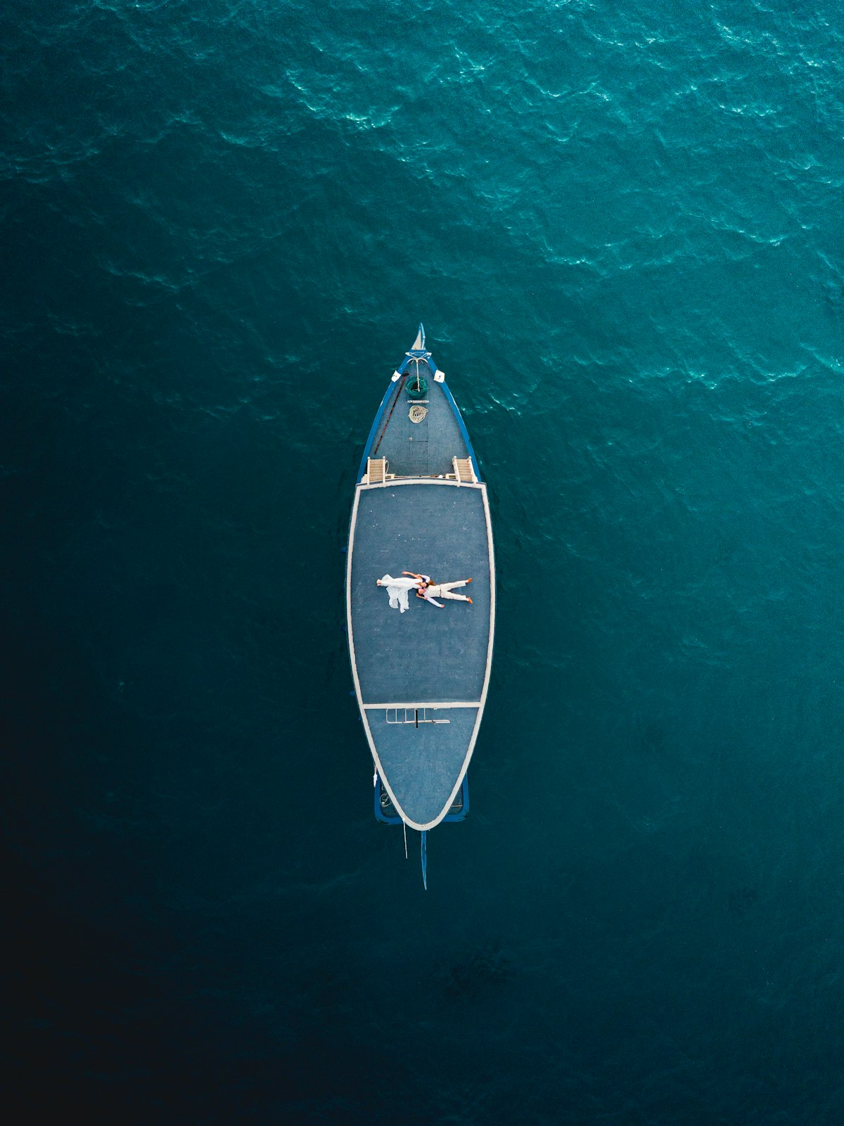 Bateau sur une eau turquoise vu du dessus