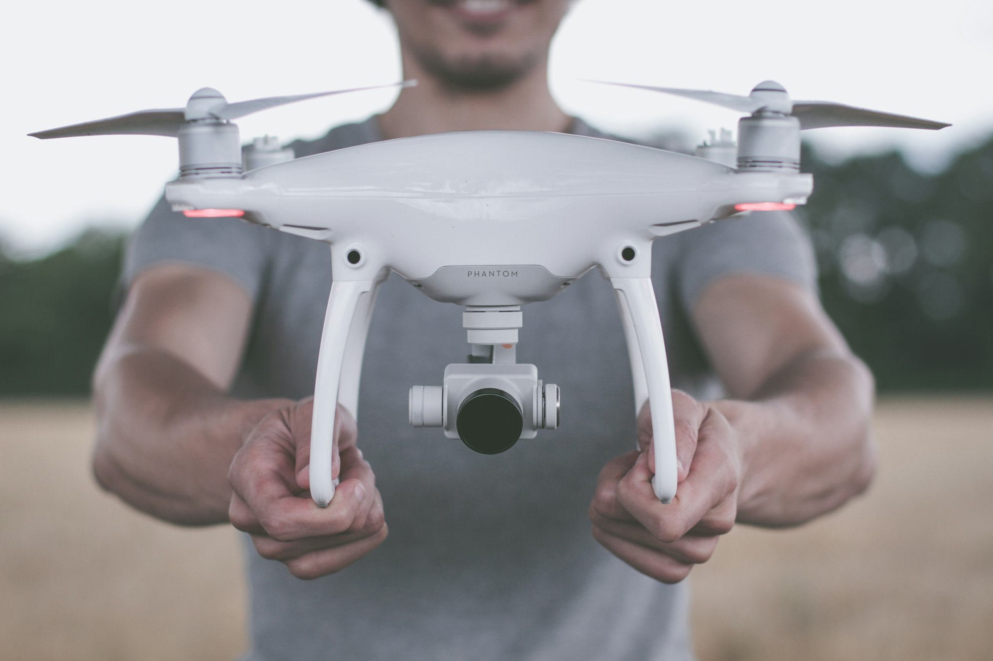 Le télépilote tient son drone à deux mains