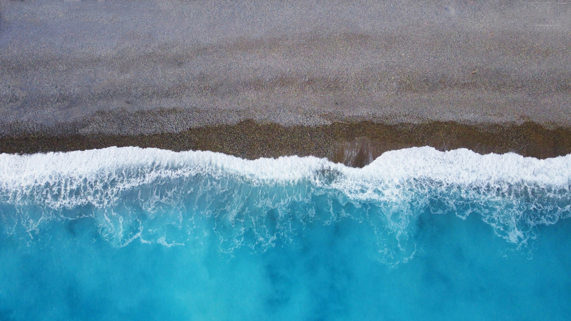 Vagues sur une plage vue du ciel